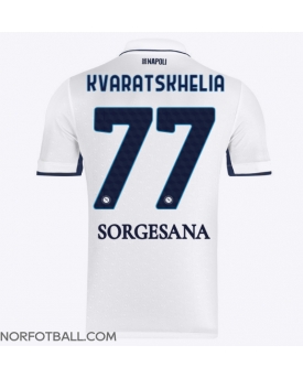 Billige Fotballdrakt SSC Napoli Khvicha Kvaratskhelia #77 Replika Bortedrakt 2024-25 Kortermet